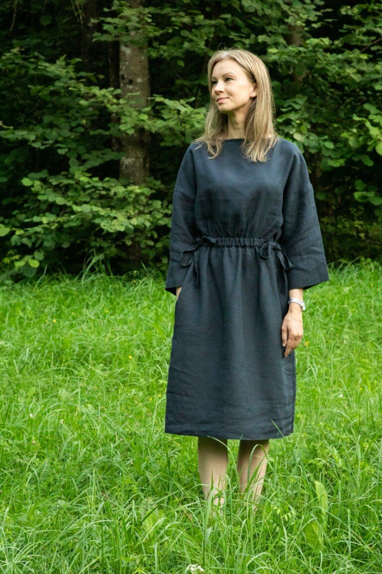 Lininė suknelė su dirželiu. JUODAS PERLAS